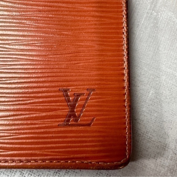 AUTHENTIC Vintage Louis Vuitton Porte
Yen Cartes Brown Epi Leather Wallet. - Picture 2 of 13